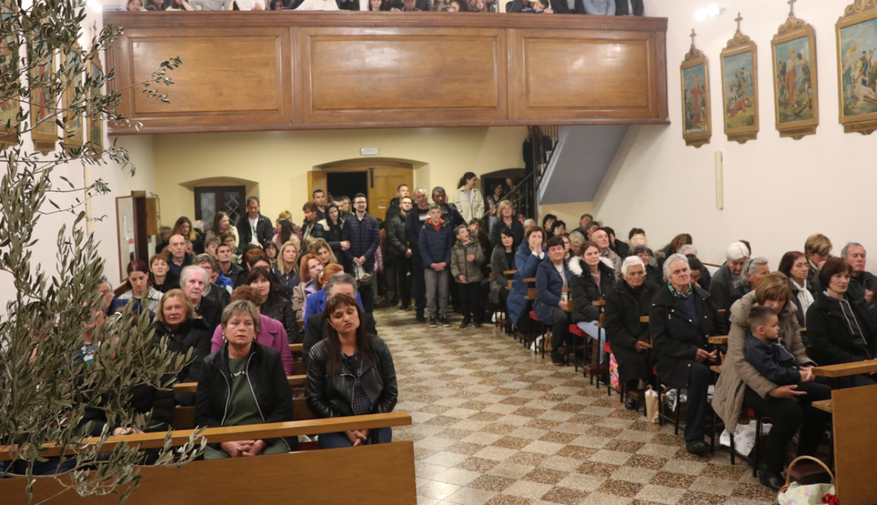 Čuvari Kristova groba u narodnim nošnjama njeguju tradiciju u Mirloviću