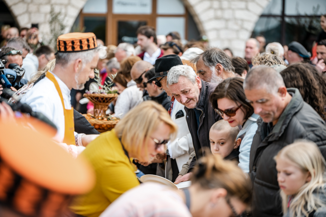 Tradicionalni šibenski Uskrsni doručak uz mega fritaju, domaća jela i slastice 