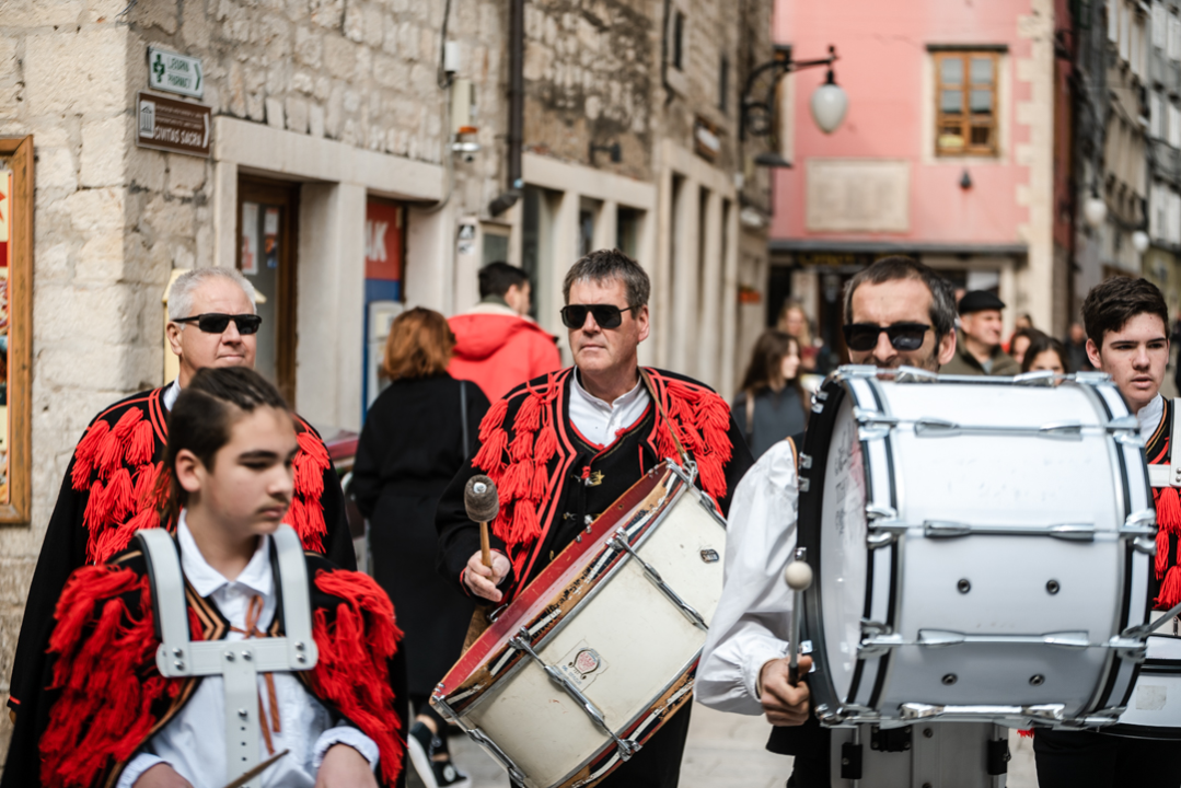 Tradicionalni šibenski Uskrsni doručak uz mega fritaju, domaća jela i slastice 