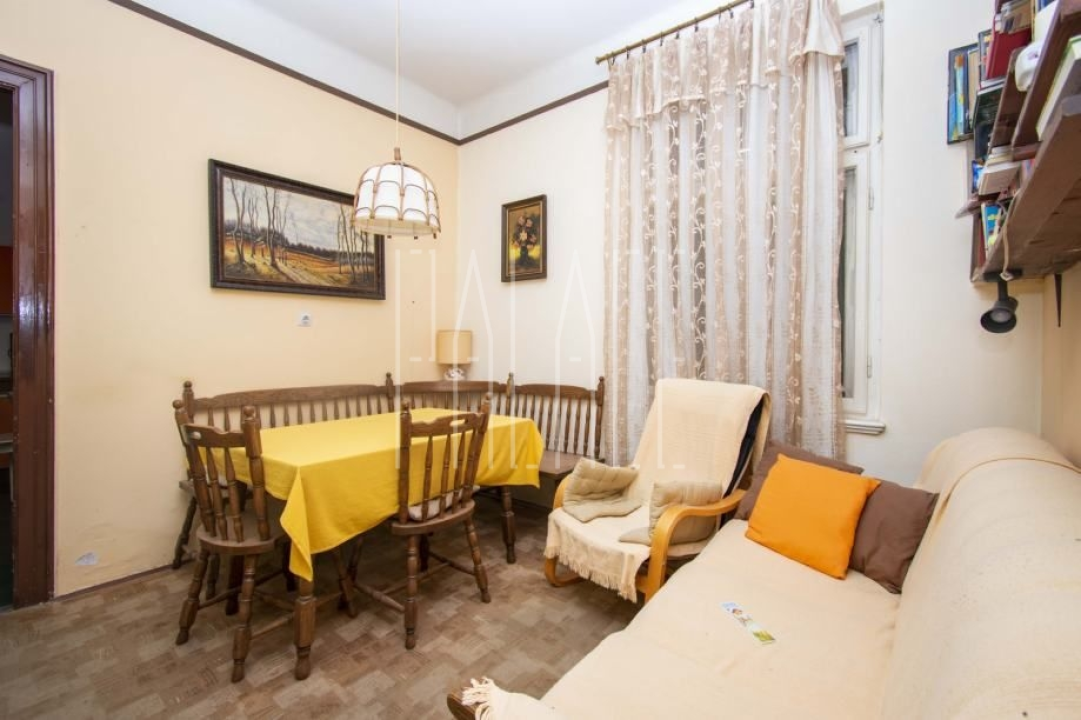 Prodaje se prostrani stan na jedinstvenoj lokaciji u centru Šibenika!