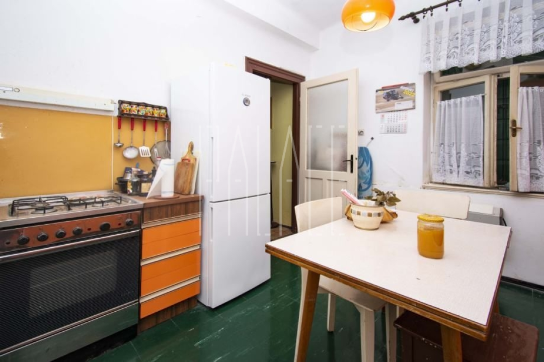 Prodaje se prostrani stan na jedinstvenoj lokaciji u centru Šibenika!