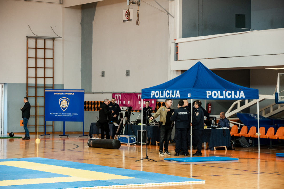 Tribine na Baldekinu pune, policija zauzela teren: Tko želi postati policajac?