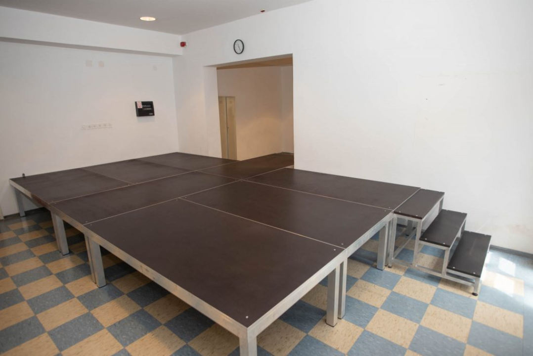 Stari prostor kninske knjižnice opremljen binom i stolicama za kazališne predstave