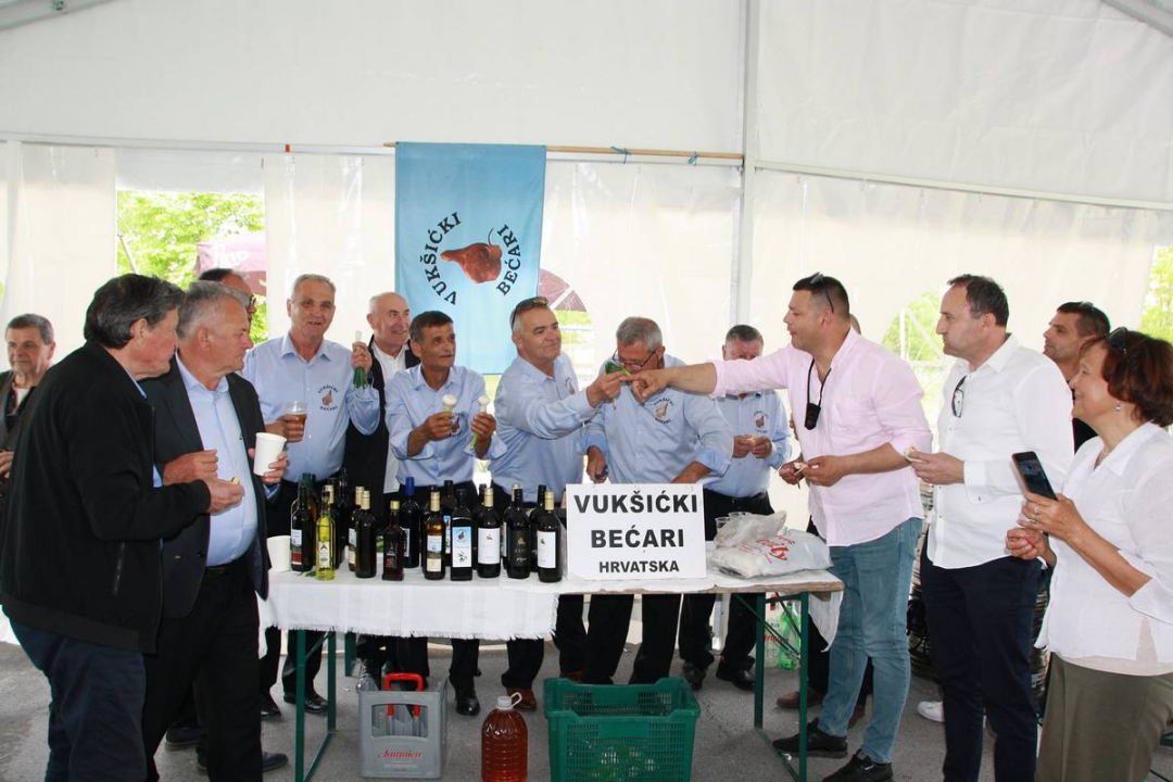 Vukšićki bećari donirali kameni križ, krstionicu i benkovački kamen za novu crkvu u Baranji