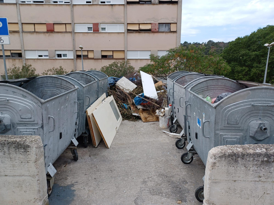S hrpe smeća na Šubićevcu ‘nestala’ wc školjka, a ostavljen papirić: ‘Naručen je odvoz šute’