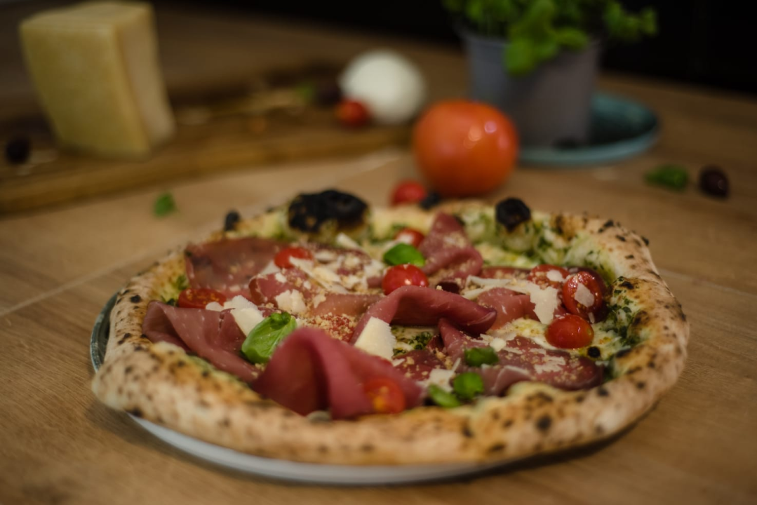 Počastite se vrhunskom pizzom i burgerima iz Victorije! 