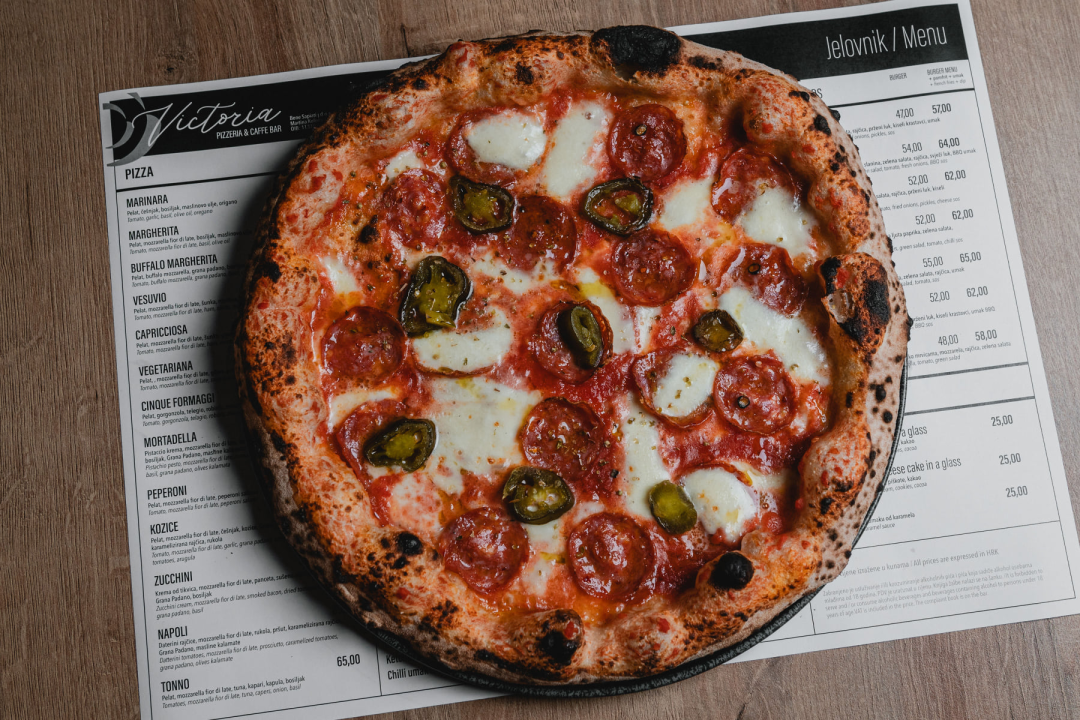 Počastite se vrhunskom pizzom i burgerima iz Victorije! 