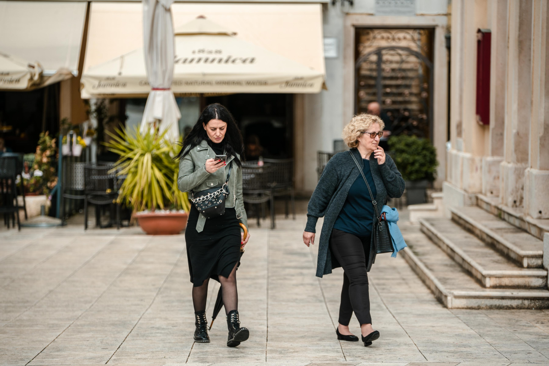 Sređene sugrađanke pokazale trendi kombinacije savršene za proljetne dane 