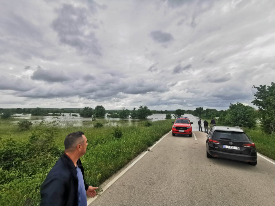 Poplava u naselju Torbice, zapovjednik Dukić: 'Probili smo kanal i postavili zečje nasipe ispred vrata kuća'