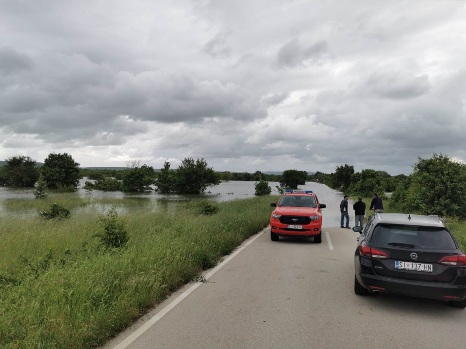 Poplava u naselju Torbice, zapovjednik Dukić: 'Probili smo kanal i postavili zečje nasipe ispred vrata kuća'
