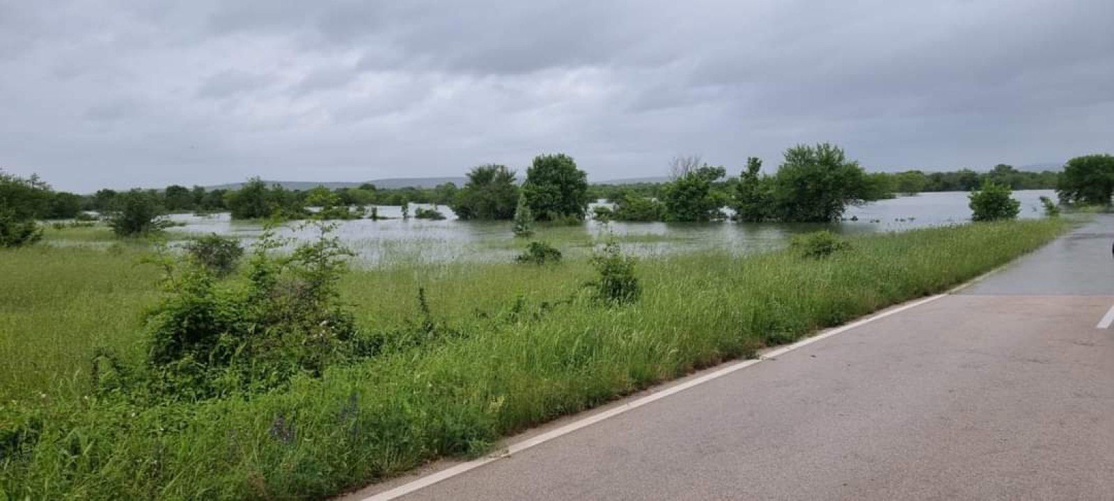 Poplava u naselju Torbice, zapovjednik Dukić: 'Probili smo kanal i postavili zečje nasipe ispred vrata kuća'