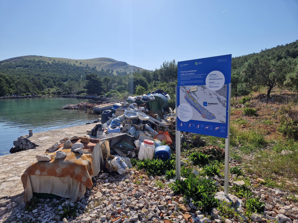 Turistička razglednica iz Kornata: Zašto i tamo ne bi bilo hrpe smeća...