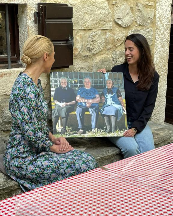 Krka spaja generacije: U NP 'Krka' ispunili želju posjetiteljici i poklonili joj staru bakinu fotografiju 