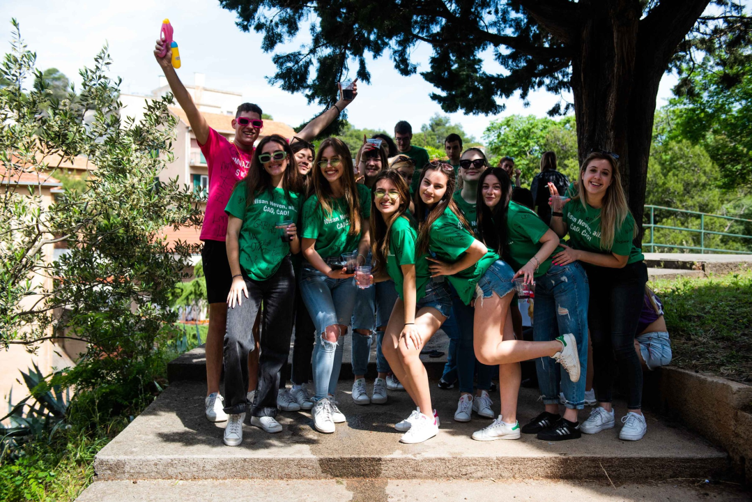 Danas je njihov dan: Maturanti se od jutra okupljaju ispred svojih škola