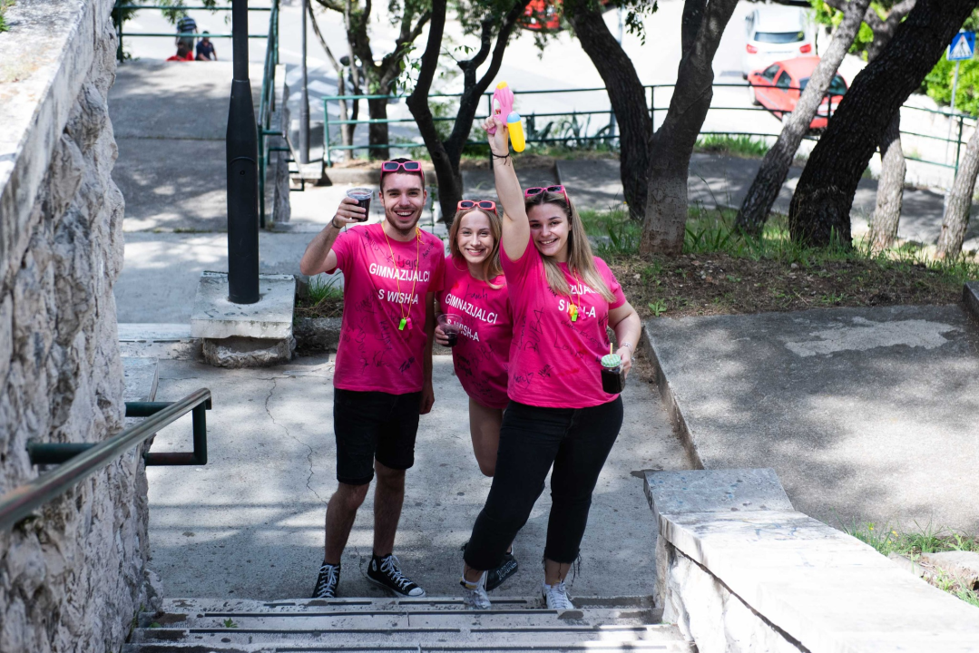 Danas je njihov dan: Maturanti se od jutra okupljaju ispred svojih škola