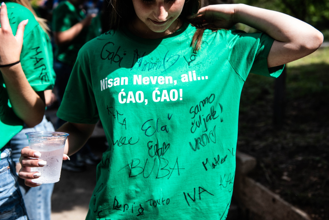 Danas je njihov dan: Maturanti se od jutra okupljaju ispred svojih škola