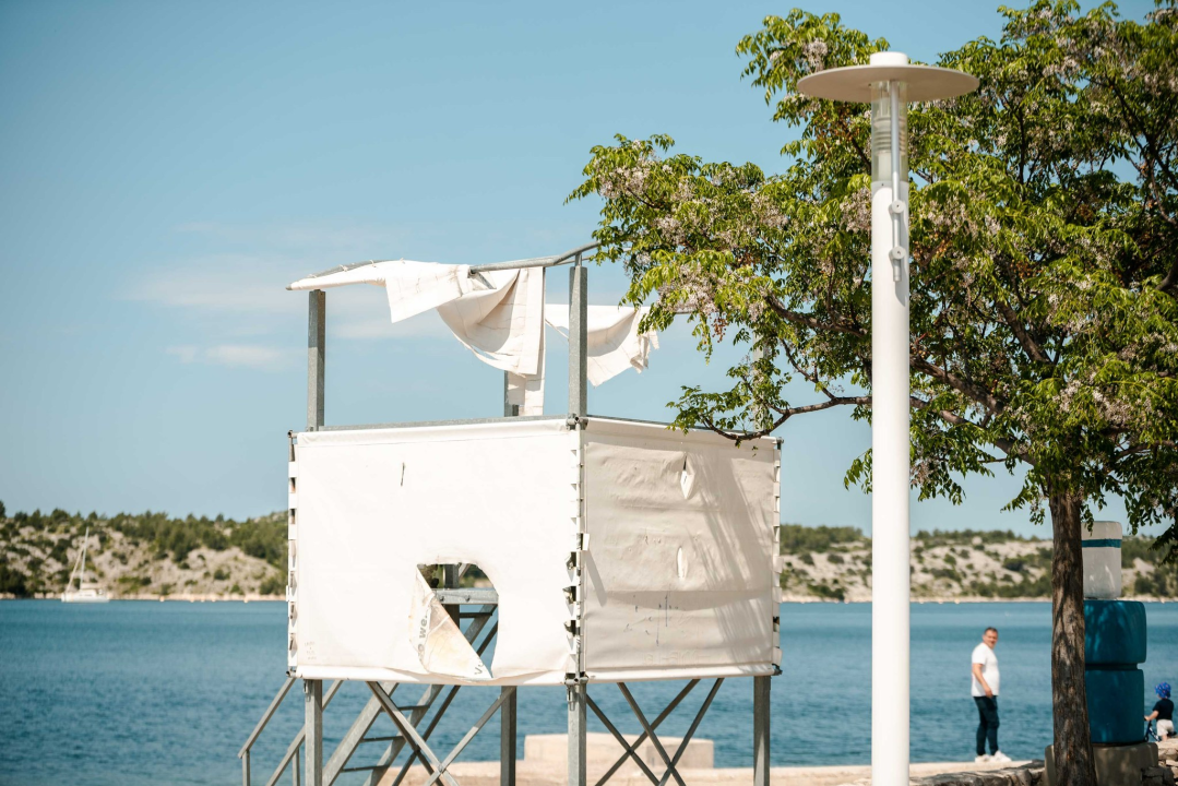 Polomljene daske i puknuta žica: Plaža Banj nije spremna za sezonu, iz Grada obećavaju da će za pet-šest dana sve ušminkati 