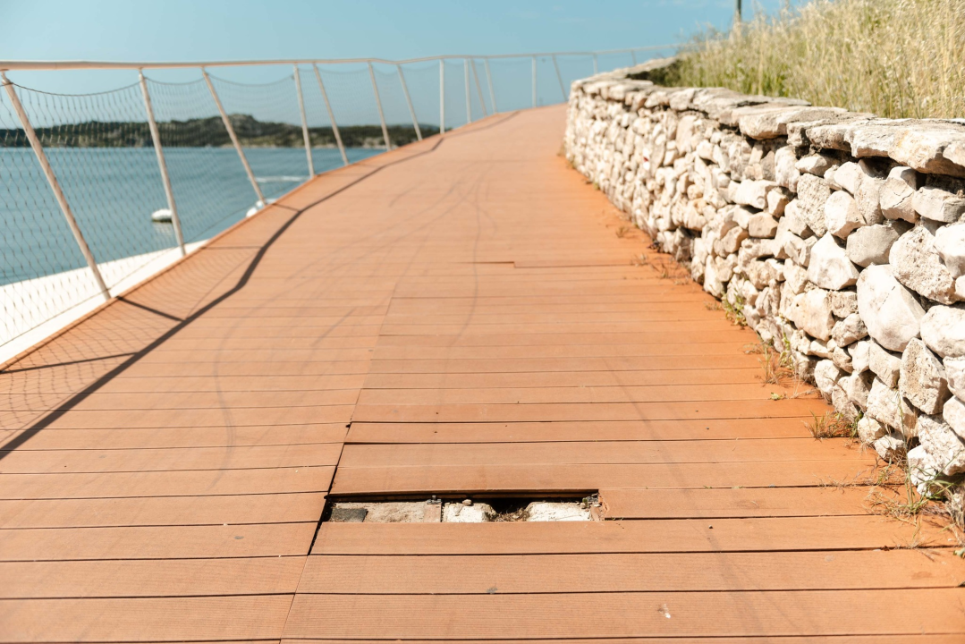 Polomljene daske i puknuta žica: Plaža Banj nije spremna za sezonu, iz Grada obećavaju da će za pet-šest dana sve ušminkati 