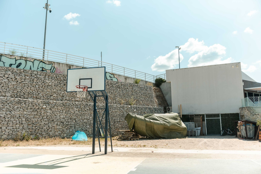 Polomljene daske i puknuta žica: Plaža Banj nije spremna za sezonu, iz Grada obećavaju da će za pet-šest dana sve ušminkati 