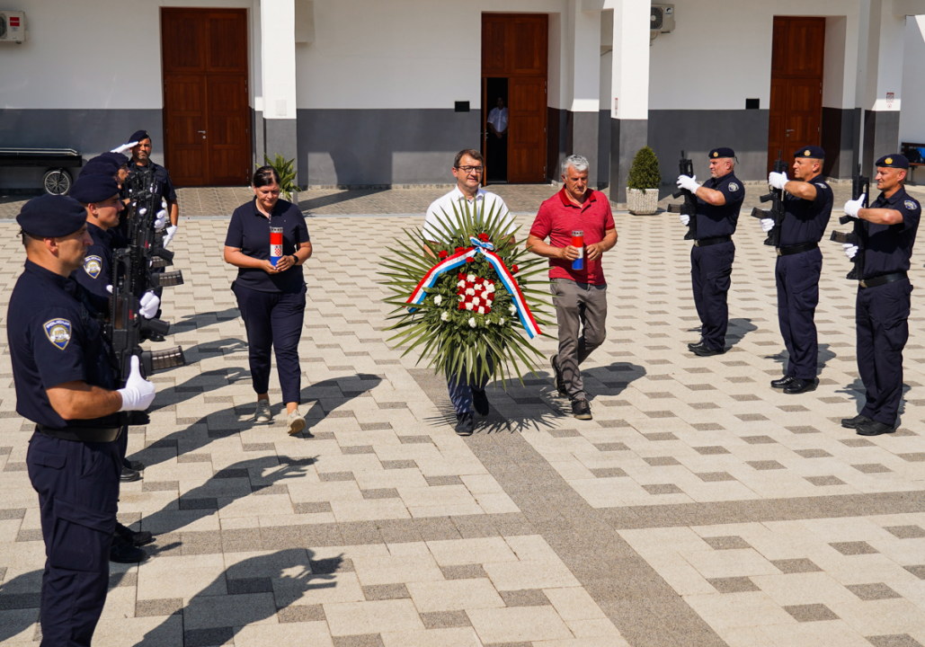 Na Kvanju položeni vijenci i zapaljene svijeće u povodu Dana Državnosti