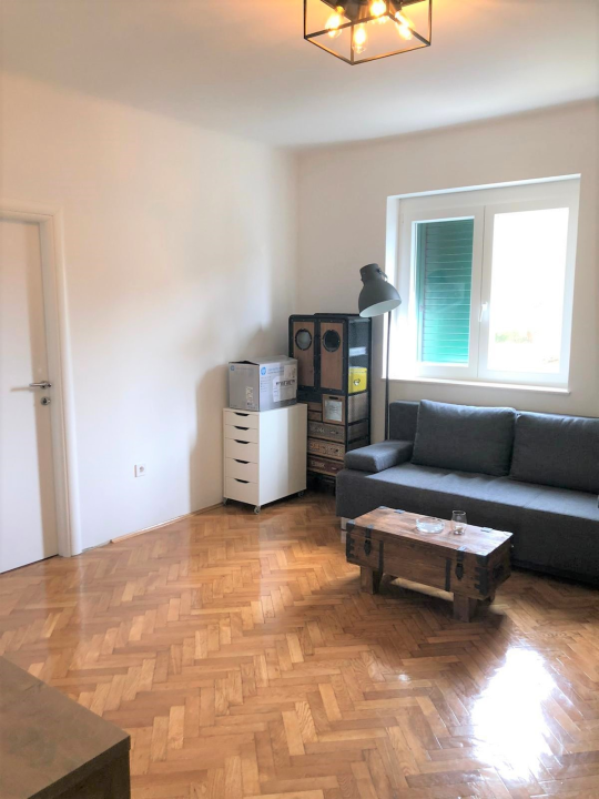 Prodaje se prekrasan kompletno renoviran stan na odličnoj lokaciji s pogledom na more!