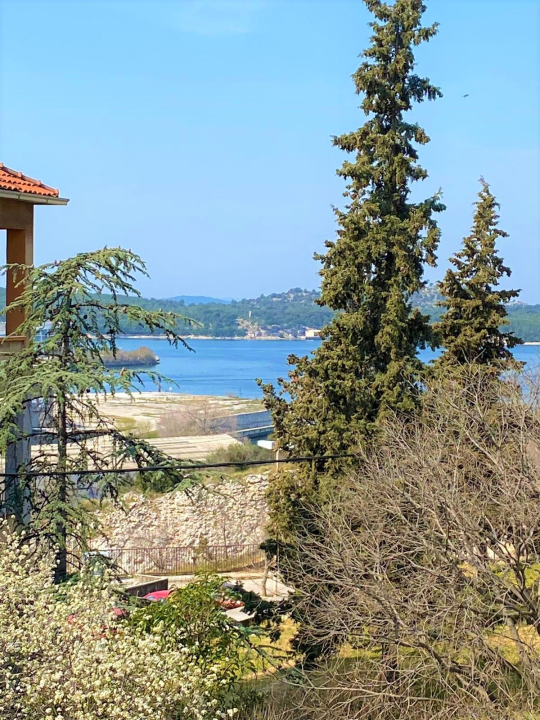 Prodaje se prekrasan kompletno renoviran stan na odličnoj lokaciji s pogledom na more!