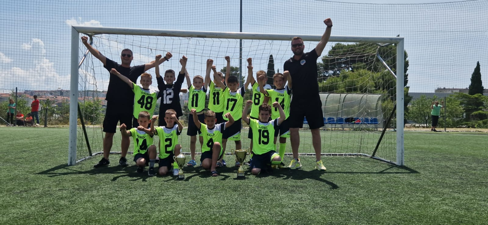 Mladi polaznici Škole nogometa Sebenico City četvrti na jakom Dalmatinko Cupu