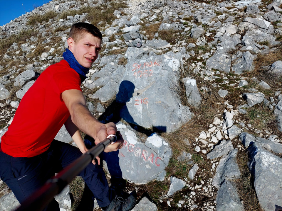 Kninjanin Ivan Džepina obišao 158 hrvatskih vrhova, a na posljednjem je zaprosio djevojku