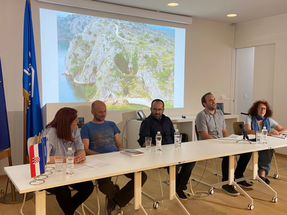 U Posjetiteljskom centru održana prva promocija: Predstavljena knjiga 'Crkva, pustinja, bunker - špilja sv. Ante u kanalu pred Šibenikom' 