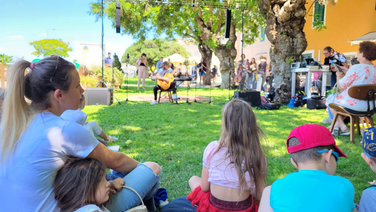 Mladi šibenski glazbenici zasvirali ispred Azimuta i pozvali na upis u Glazbenu školu