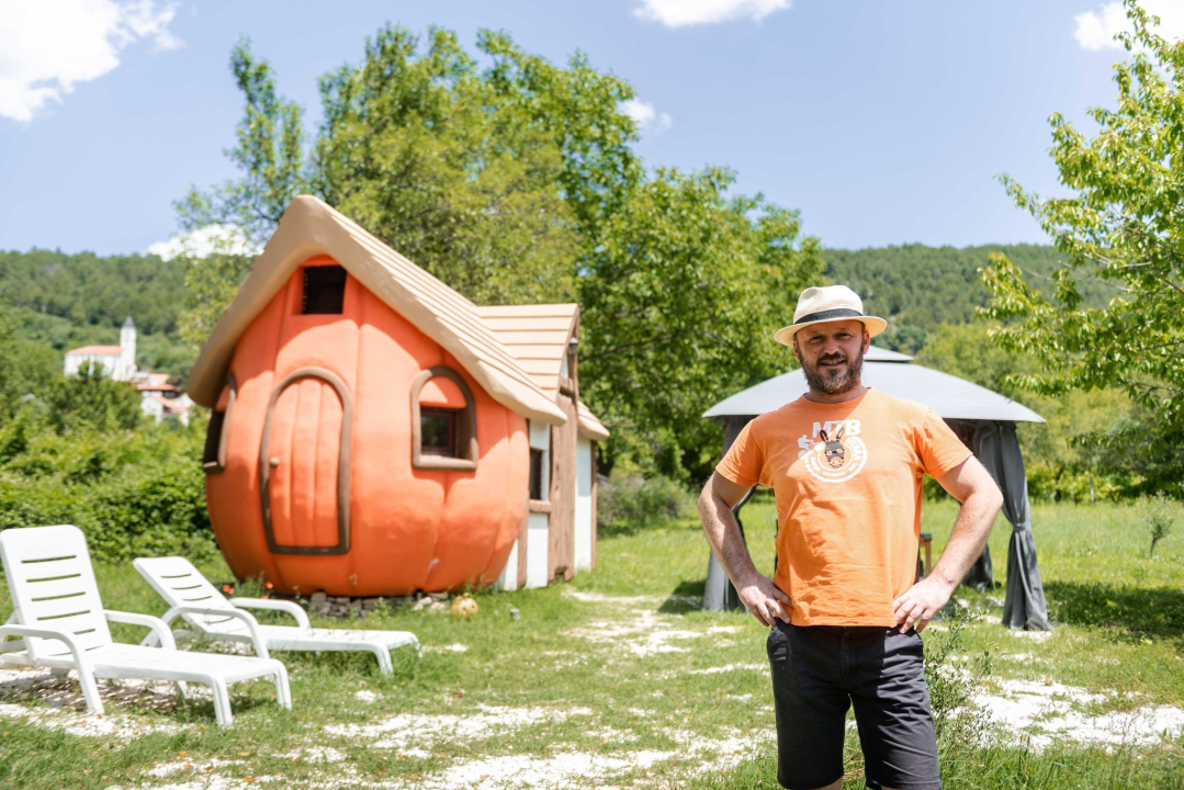 U Rupama postoji bajkovito selo u kojem možete spavati u gljivi ili bundevi