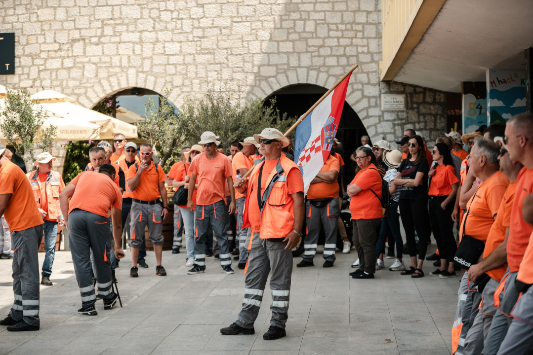 Štrajk radnika Cesta Šibenik preselio se županu pod prozor, on tvrdi: 'Iza svega stoji HDZ!'