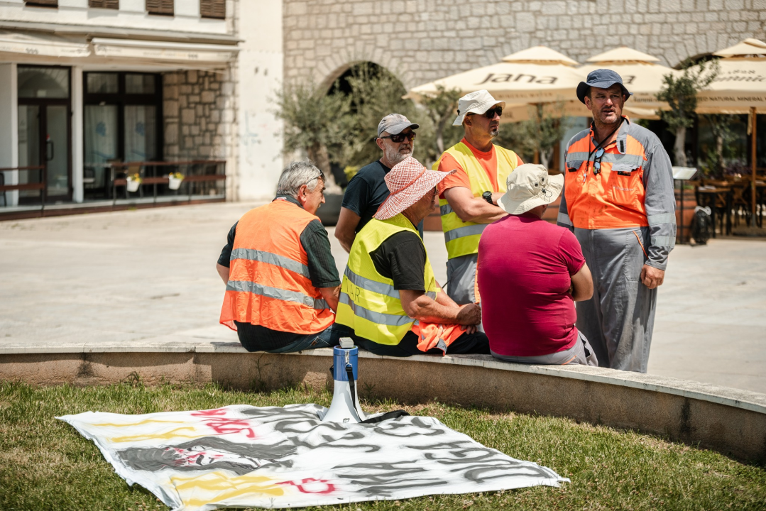 Štrajk radnika Cesta Šibenik preselio se županu pod prozor, on tvrdi: 'Iza svega stoji HDZ!'