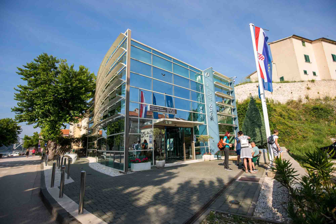 Biciklom, hodom ili brodom – načini su na koji možete obilaziti Nacionalni parka „Krka“!