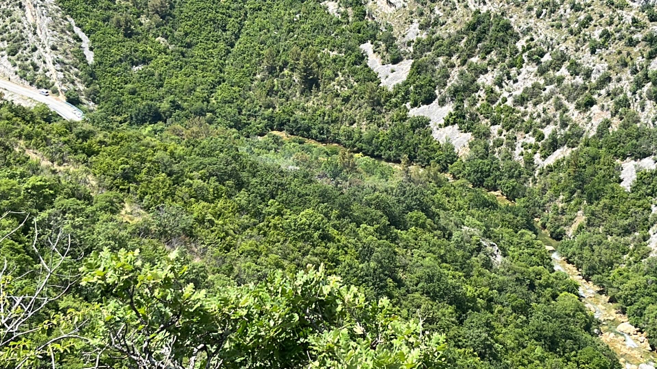 Helikopter koji se srušio u kanjon Čikole zapeo za zipline: Traje potraga za trećim putnikom, uskoro istraga