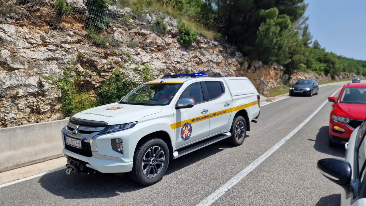 Helikopter koji se srušio u kanjon Čikole zapeo za zipline: Traje potraga za trećim putnikom, uskoro istraga