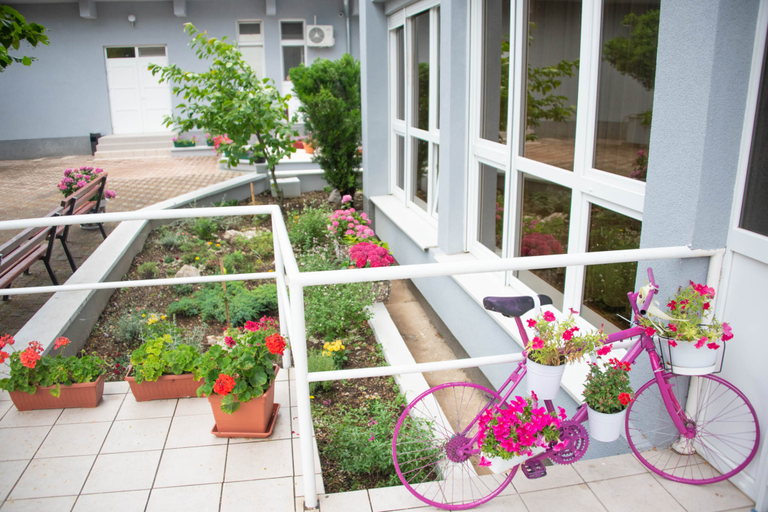 Druženje u Domu za starije i nemoćne Knin povodom uređenja okoliša  