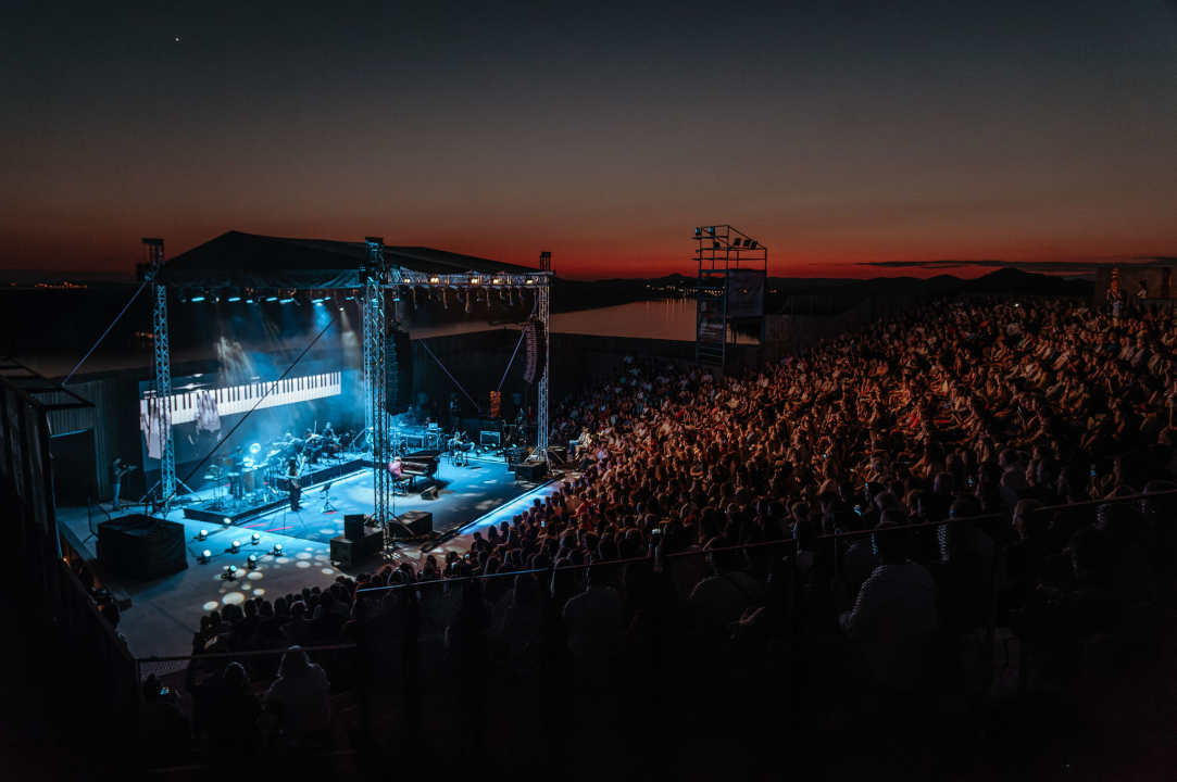 Maksim Mrvica impresivnim koncertom na tvrđavi sv. Mihovila potvrdio svoj zvjezdani status 