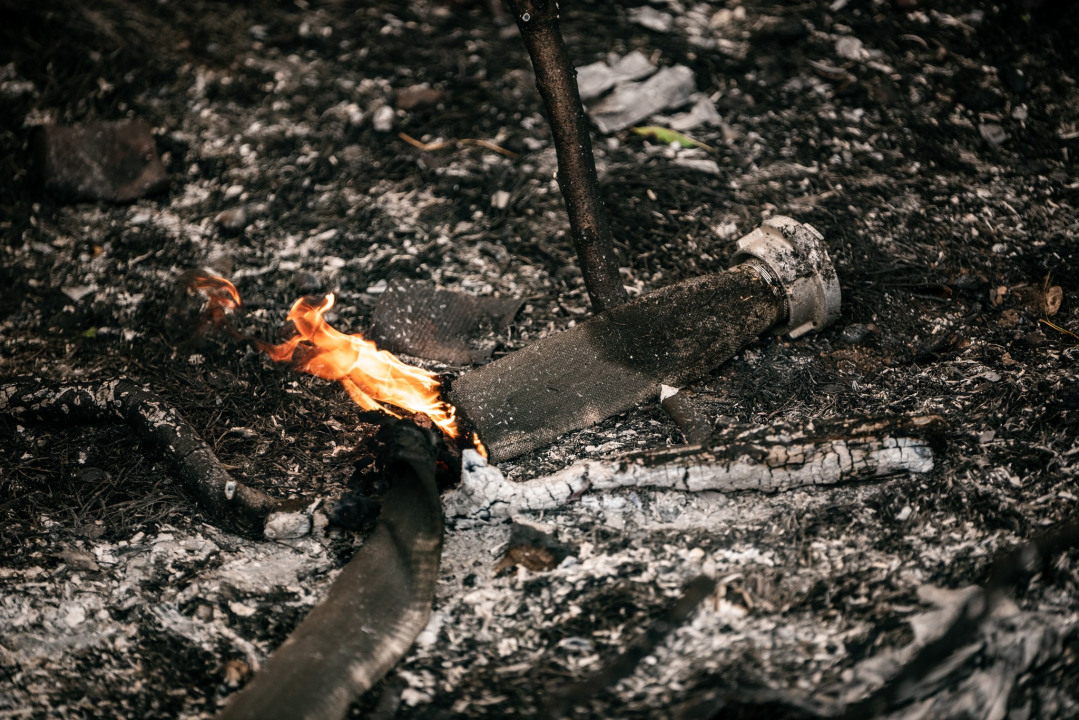 FOTOGALERIJA: Vatrogasci i stanovnici bore se s požarom u Grebaštici