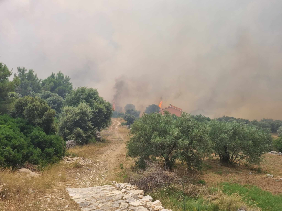 Objekti nisu ugroženi, vatrogasci ostaju na terenu cijelu noć
