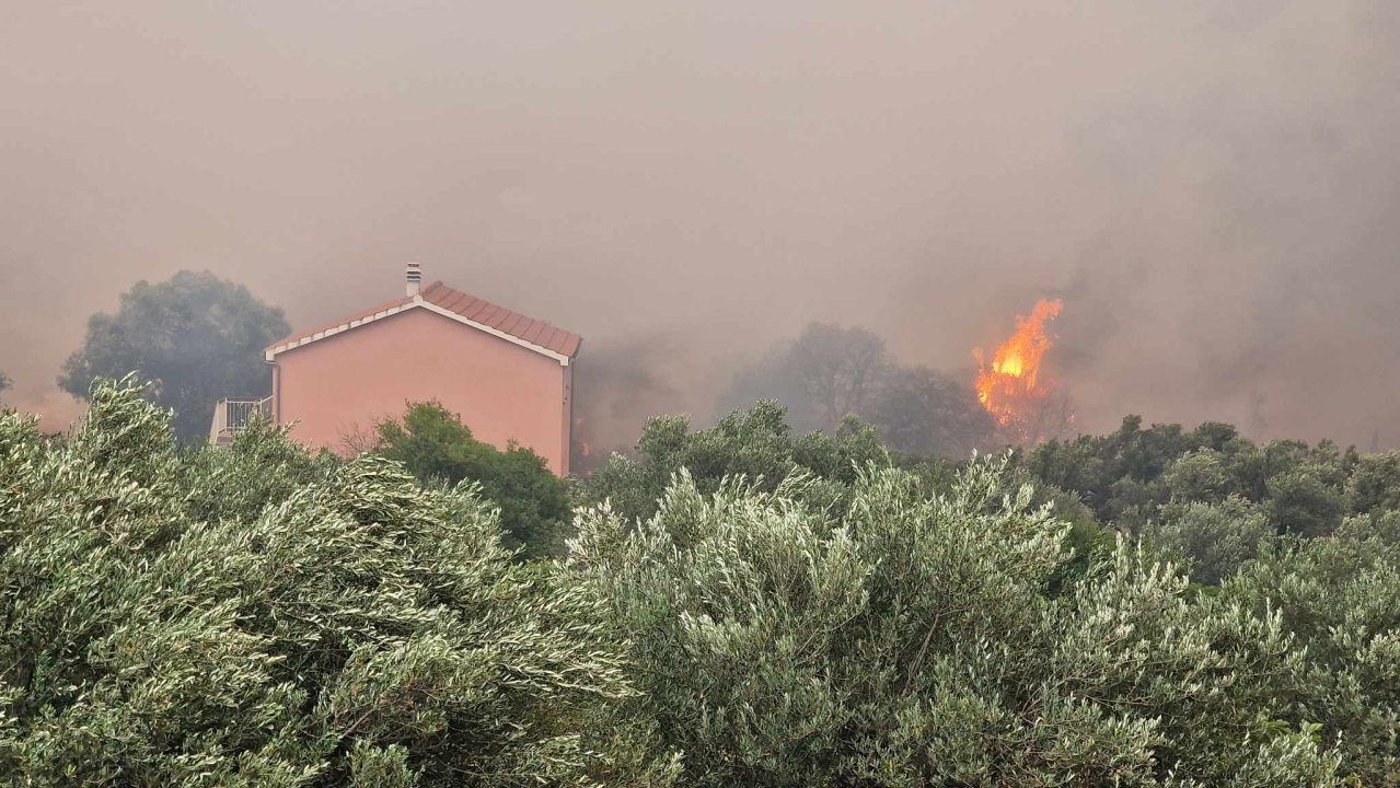 Objekti nisu ugroženi, vatrogasci ostaju na terenu cijelu noć