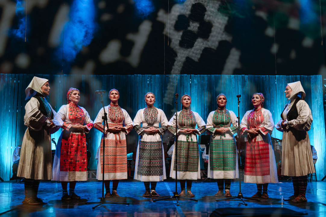 Raskoš i sjaj Ansambla Lado na Tvrđavi sv. Mihovila: Bogatstvo nošnji i spektakularni plesovi oduševili šibensku publiku