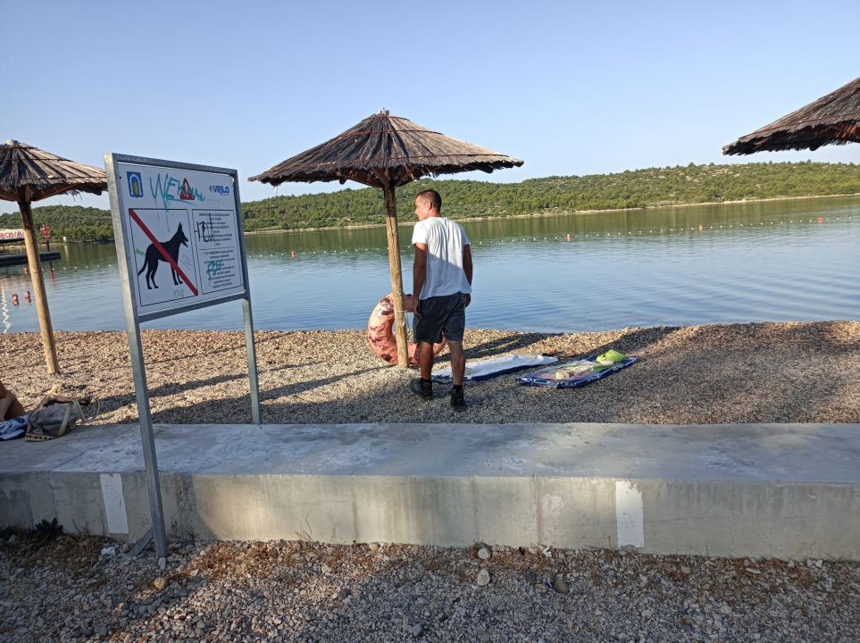 U Pirovcu s plaže uklonjene 'rezervacije': Rekviziti su u zgradi Općine, preuzimanje uz kaznu!