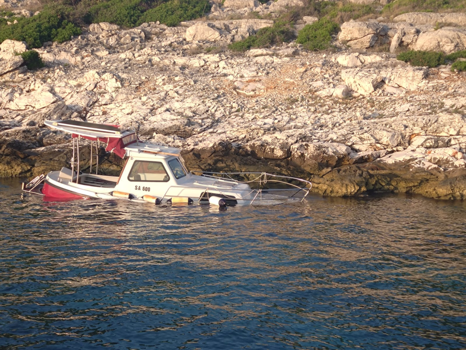 Kod Paga se prevrnuo brod sa 7 osoba, kod Brača potopljen katamaran, kod Sali sudar brodica