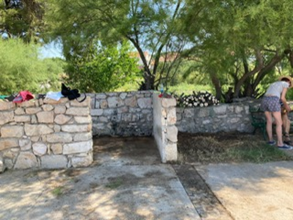 Na Zlarinu u frižiderima čuvaju knjige, a turistima dijele vodič u kojem se šale na vlastiti račun