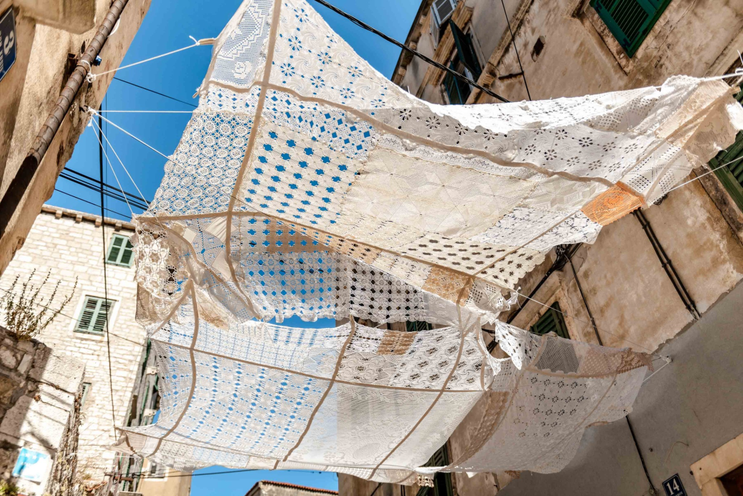 Čipkani tabletići zavijorili nad Masnom ulicom: 'Htjele smo ukazati na klimatske promjene i potrebu za hladom'