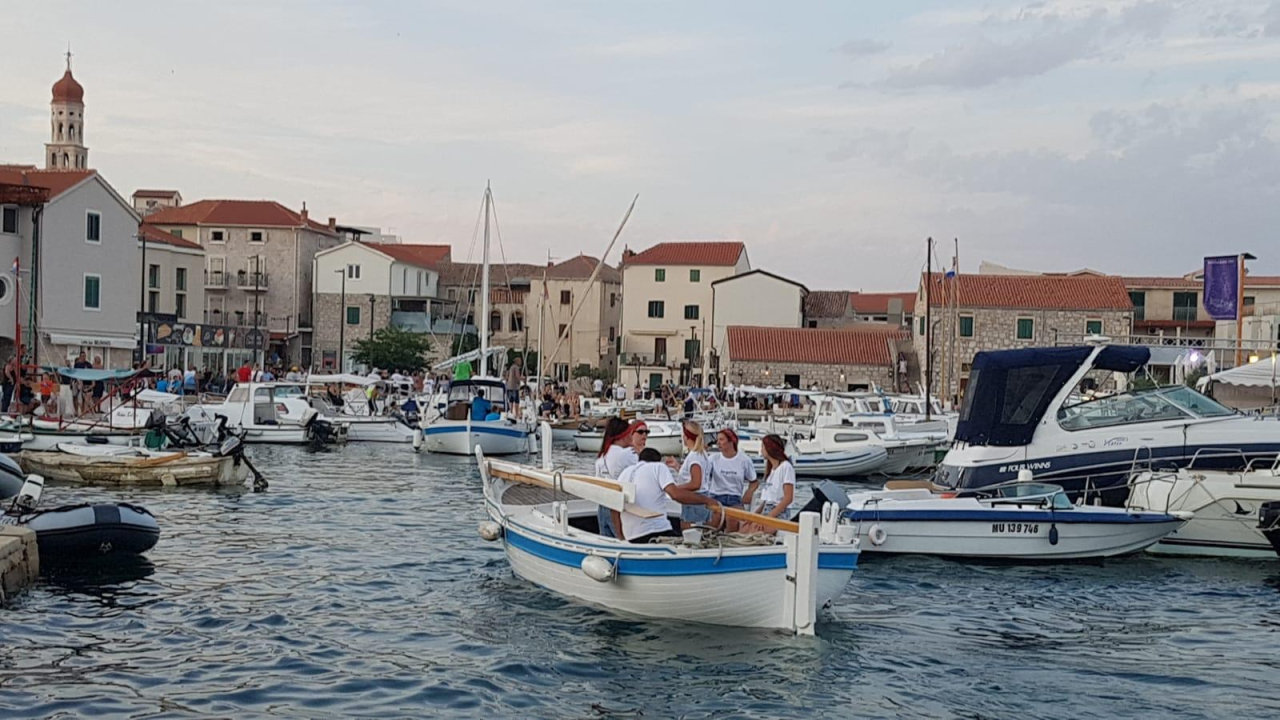 Betinske 'Šinjorine' primile se vesla i u drvenoj gajeti natječu se na regati: 'Nije baš lagano, ali baka nam je dala pokoji savjet'