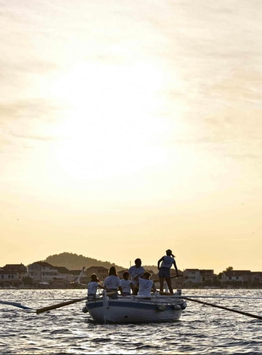 Betinske 'Šinjorine' primile se vesla i u drvenoj gajeti natječu se na regati: 'Nije baš lagano, ali baka nam je dala pokoji savjet'