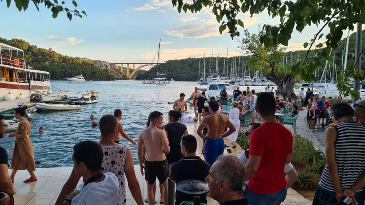 Stari i mladi u Skradinu navukli kostime i odmjerili snage na nogometnom terenu