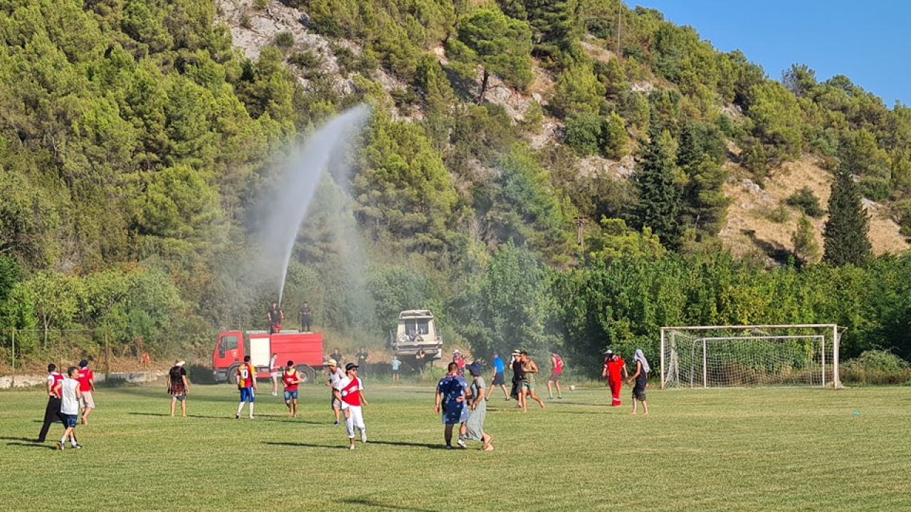 Stari i mladi u Skradinu navukli kostime i odmjerili snage na nogometnom terenu